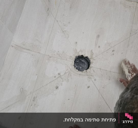 התקנת ניקוז ושיפועים ברצפת מקלחון מרוצפת
